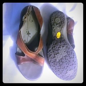 Merrell Air Cushion Vibram sole sandals size 7